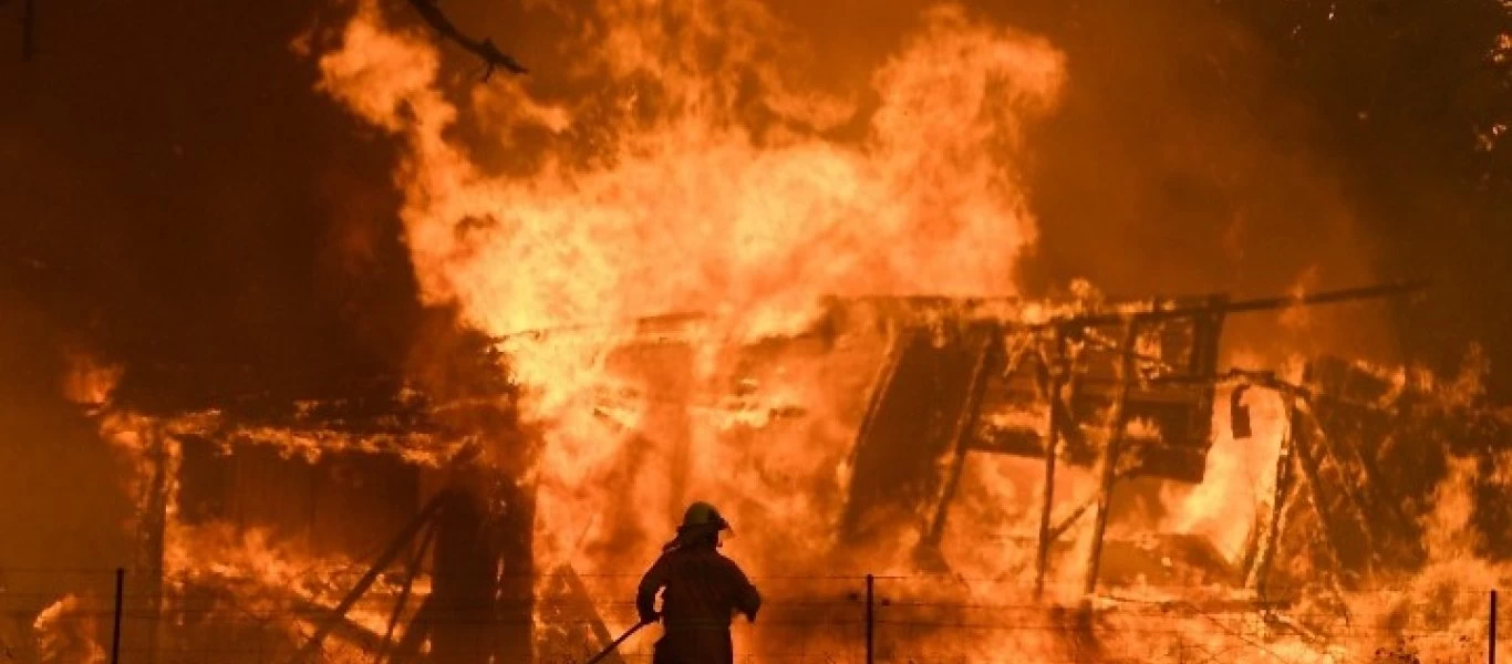 Η στιγμή που η φωτιά περικυκλώνει πυροσβέστες στην Αυστραλία (βίντεο)